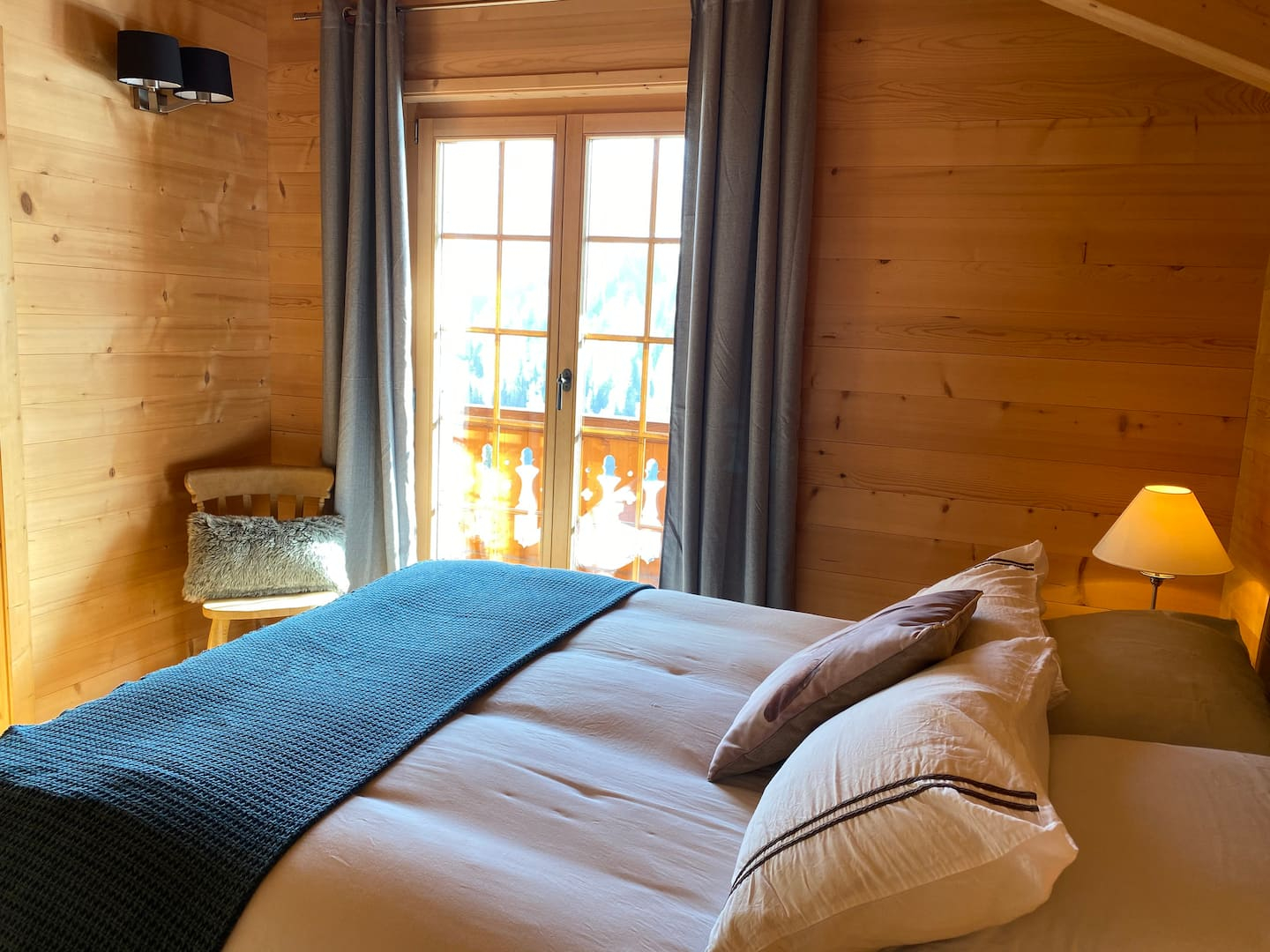 Chambre double lambrissée, vue sur les Dents du Midi