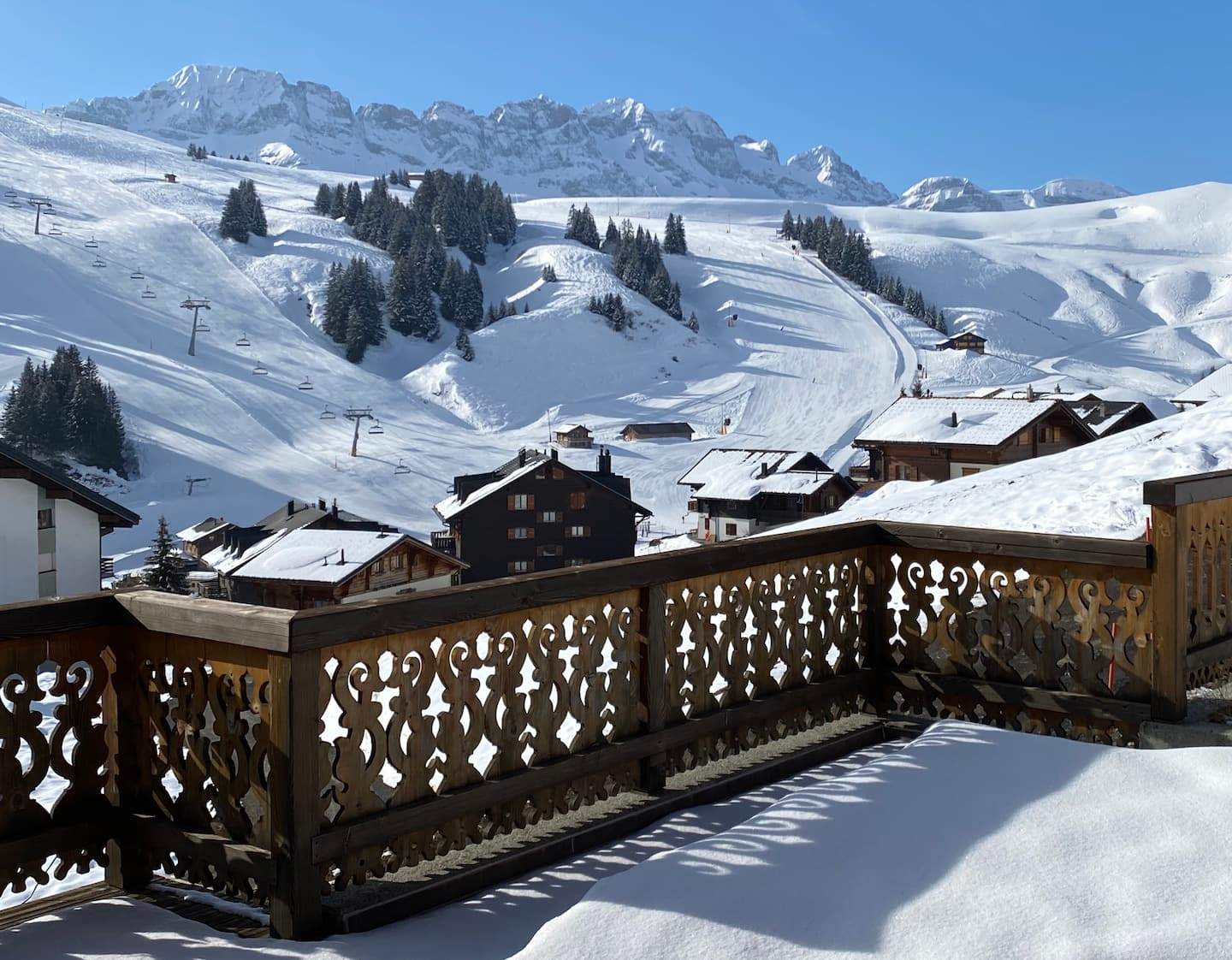 Les pistes des Crosets, domaine des Portes du Soleil, vues du balcon du chalet